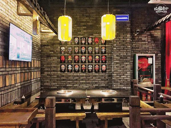 原本热闹的大街如今冷冷清清,现在的商场实体店冷冷清清