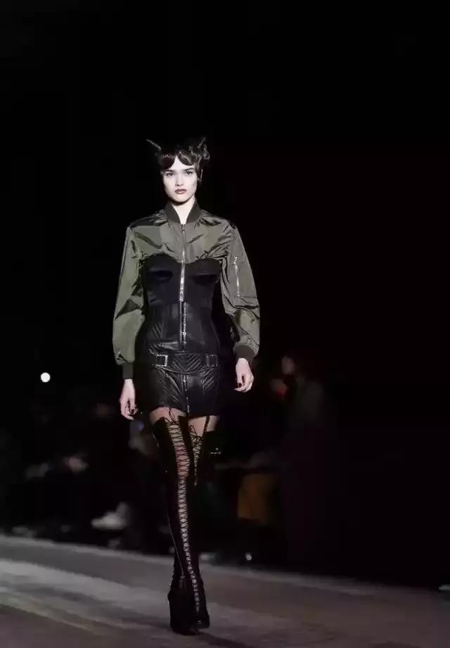 米兰时装周惊艳作品,米兰时装周高燃片段