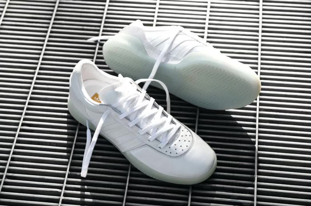 最近很火的红白色球鞋,个性张扬的球鞋