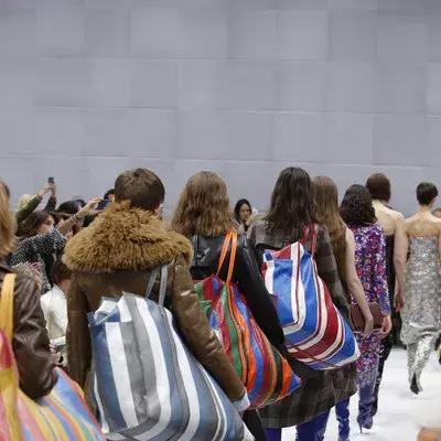 2017年度戏精盘点，把批发袋卖成爆款、把脚垫做成裙子还卖1万元