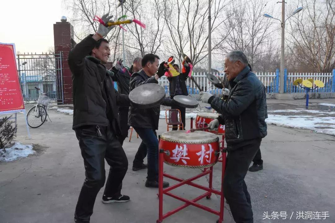 洪洞樊村这群老汉儿真乐哉，威风锣鼓敲得就是美！