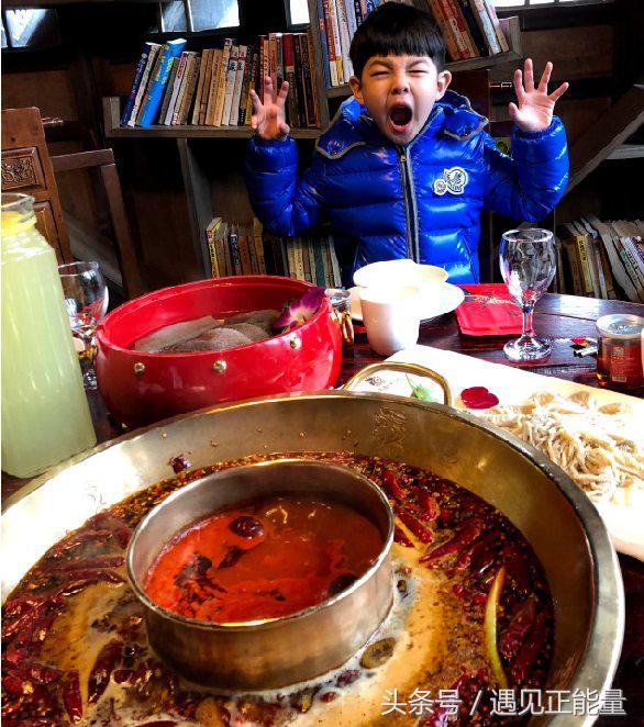 胡可探班安吉吃芒果互动,胡可安吉吃饭