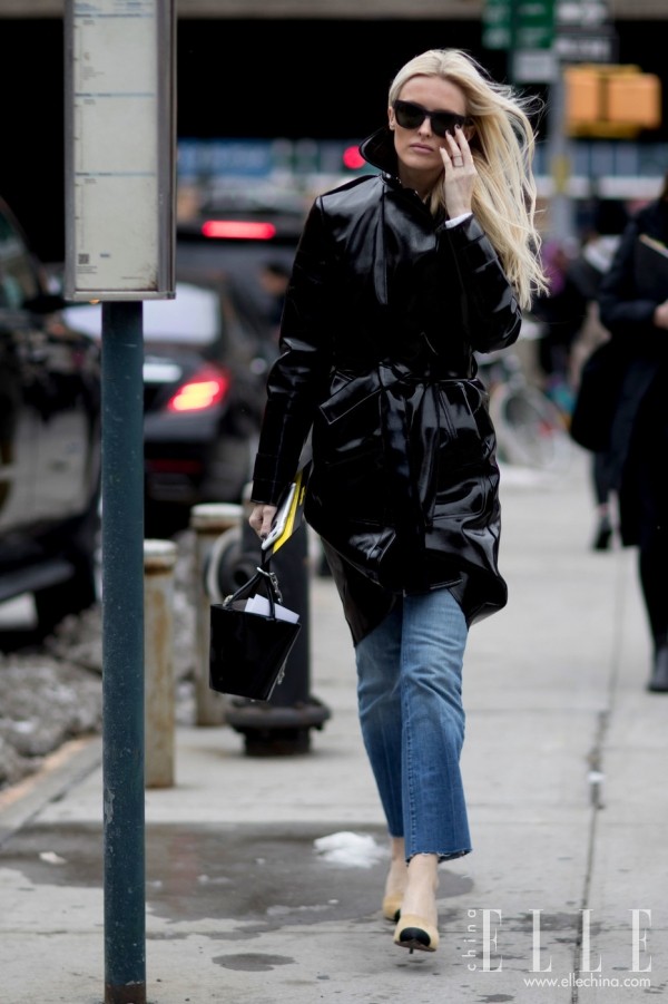 冬天加厚黑色牛仔裤,女生冬天穿黑色牛仔裤配过膝靴