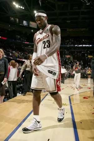 勒布朗詹姆斯成名前的故事 (勒布朗詹姆斯感人故事)