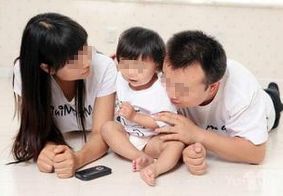 妈妈在人声鼎沸的商场蹲下身给儿子系鞋带时,看到了惊人的画面!