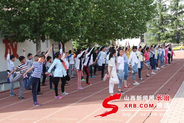 小学足球公开课热身活动,足球公开课放松活动