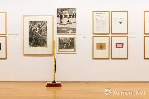 白南准与博伊斯,白南准向博伊斯致敬