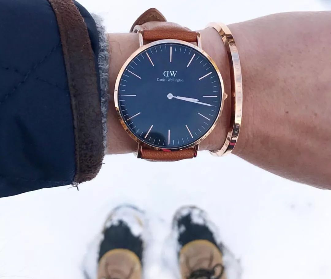 手表该怎么搭配金属表带好看 (手表要这样戴才够潮)