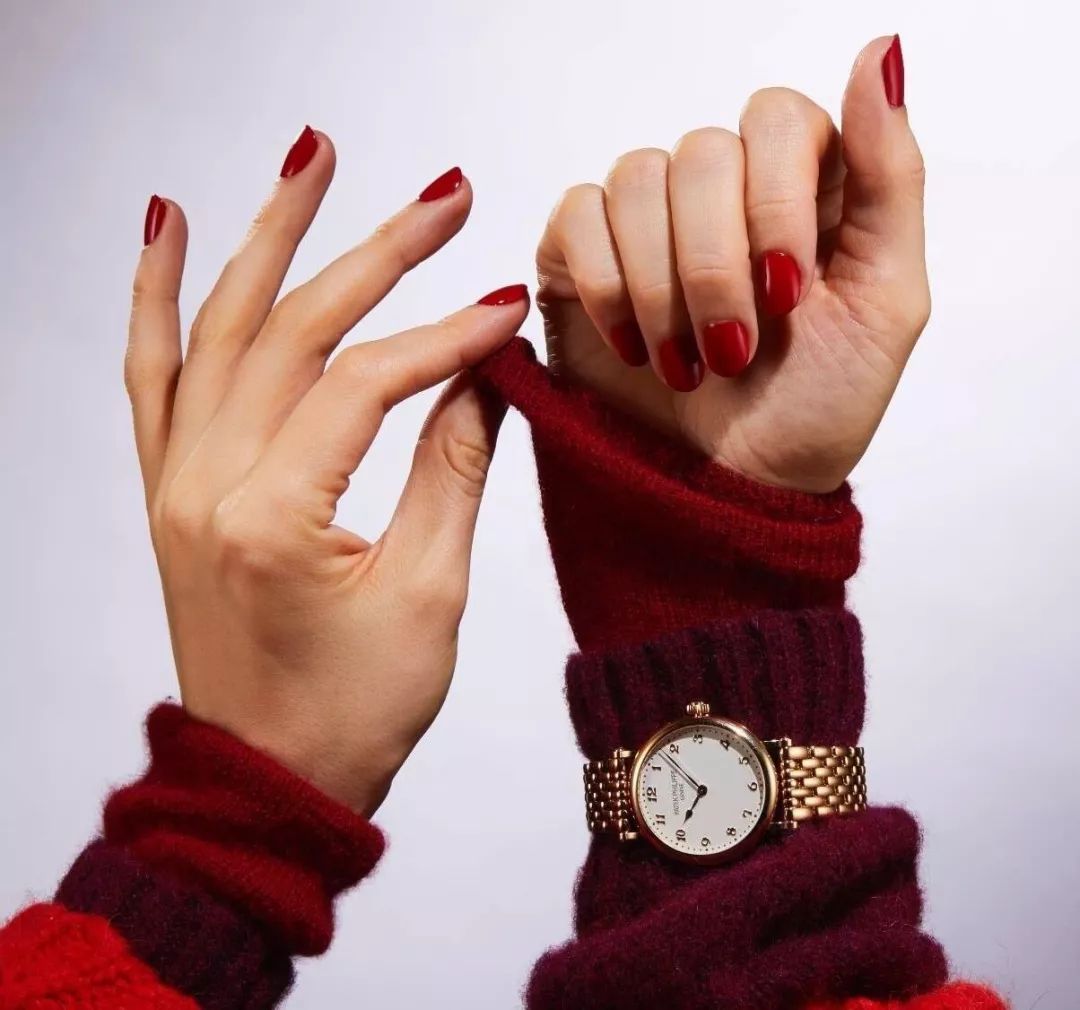 手表该怎么搭配金属表带好看 (老款手表戴出时尚)