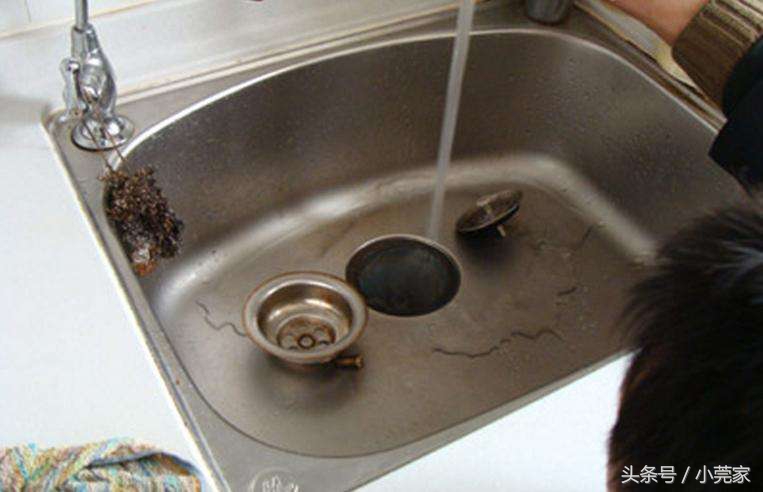小口水瓶里脏了怎么清理,去除厨房水槽底下霉味的小妙招