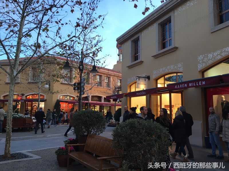 西班牙马德里购物村2018.1.20日实拍-很多世界大牌都有折扣