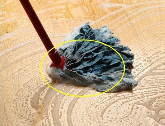 为什么我家的地板刚拖过一会就脏,地板很久没拖很脏怎么清洁