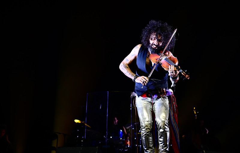 组图“琴魔”艾拉马立肯疯狂炫酷拉！拉！拉！跑跳跪走样样有