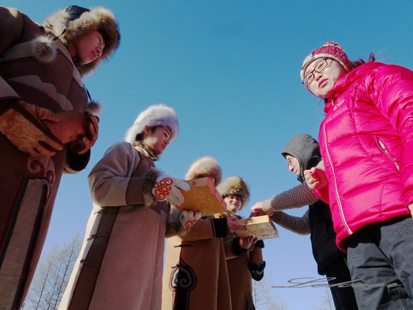 黑河兴安岭中有一个村款待客人方式怎么和蒙古族人一样？