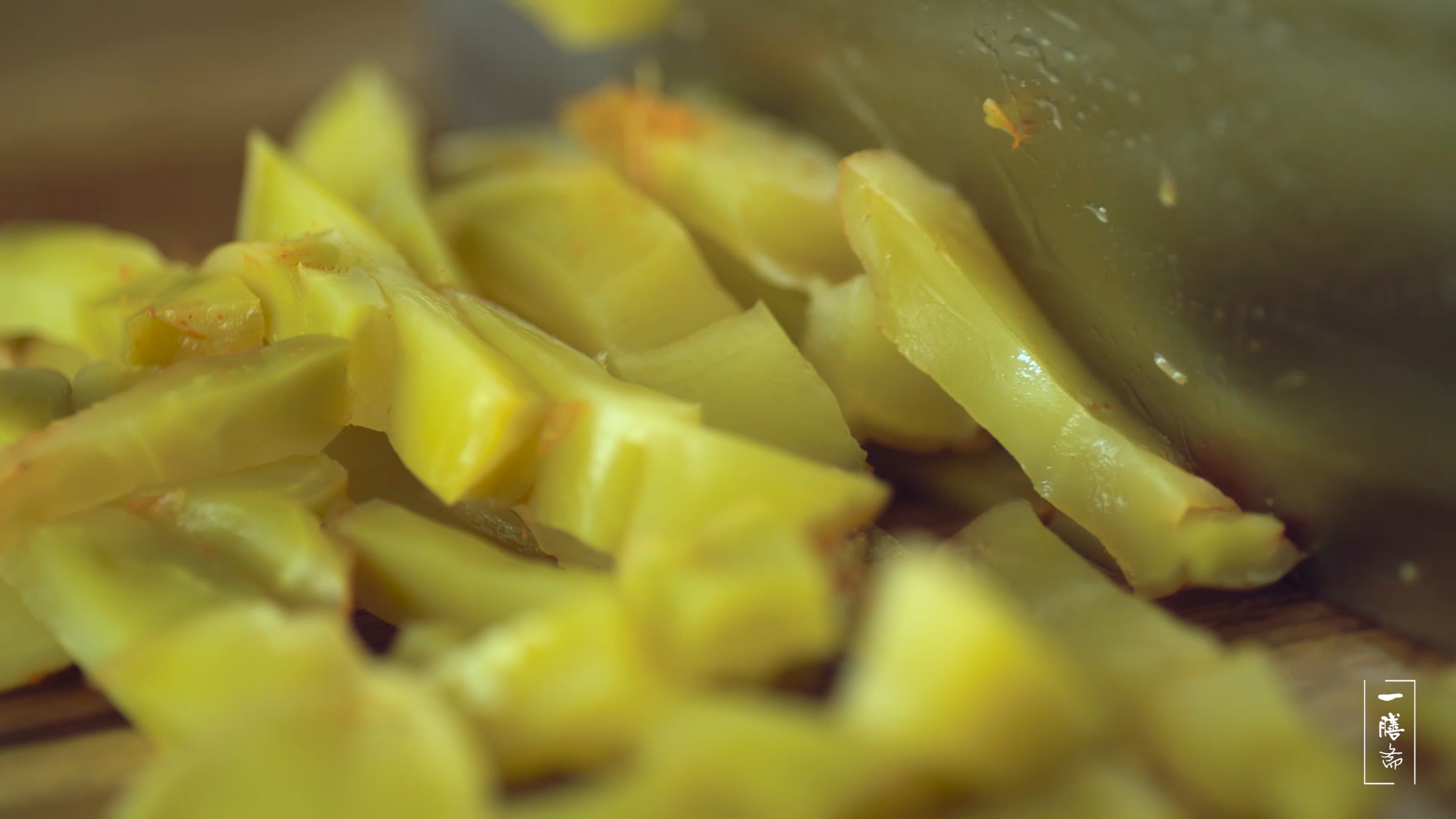 炒出来的鸡肉有腥味是为什么,红烧鸡肉如何不柴