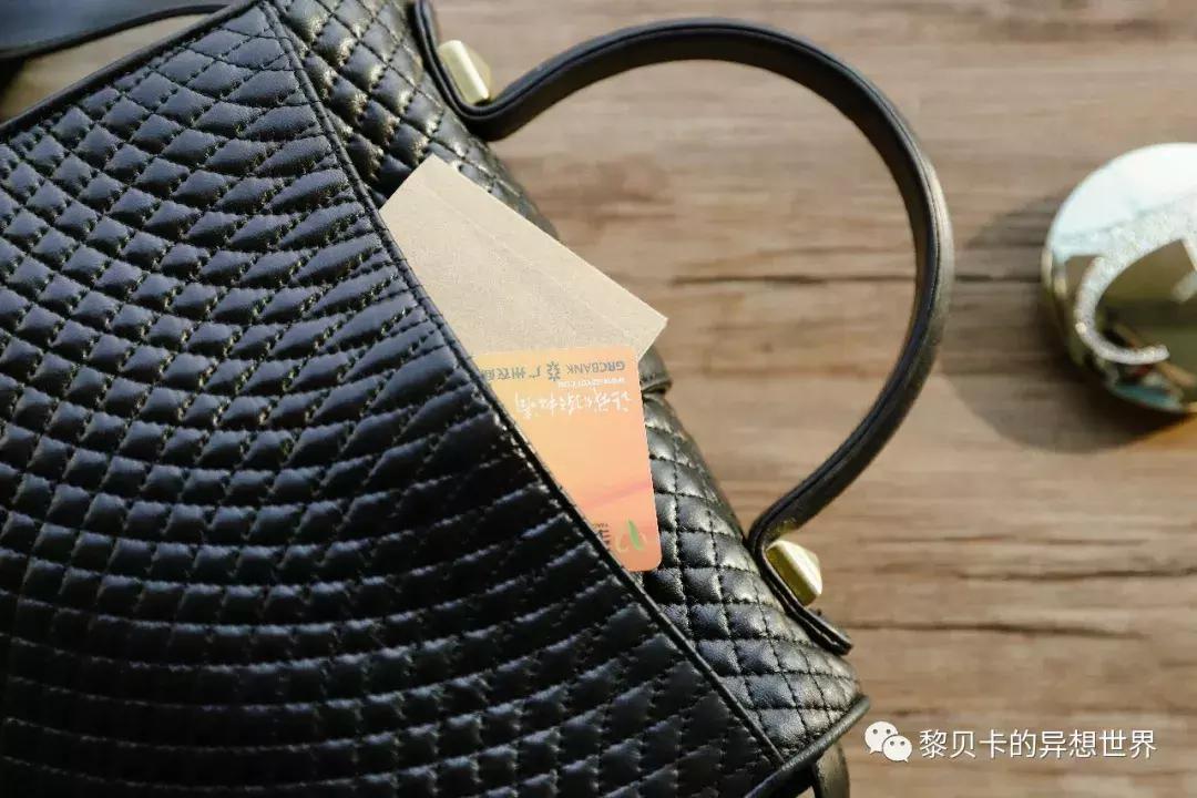 从上百只包里,她们精挑细选了这9只最爱的年度好包