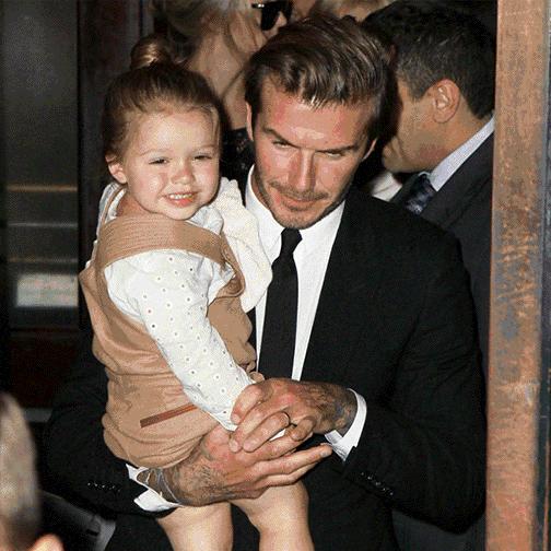 贝克汉姆小七下厨老父亲打下手,贝克汉姆小七被哥哥宠爱