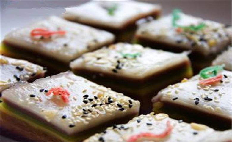 傻子无父无母山中砍柴救回一个被毒蛇咬伤的老人从此大富大贵