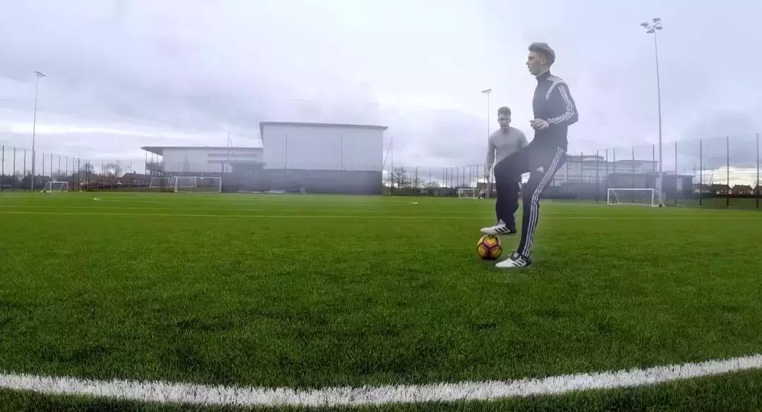 足球教程教你如何穿裆戏耍对手,足球防人时怎么防穿裆