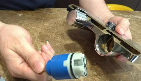 花洒水流太小怎么处理,花洒水流太小怎么修