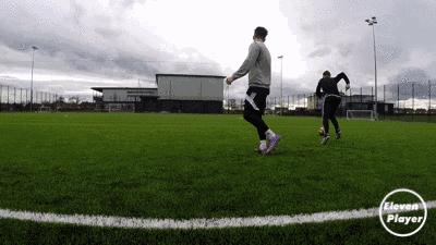 足球教程教你如何穿裆戏耍对手,足球防人时怎么防穿裆