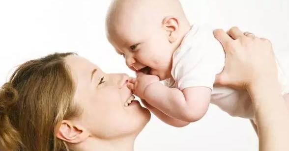 宝宝总是弓起背使劲,宝宝哭闹时弓背打挺是什么原因