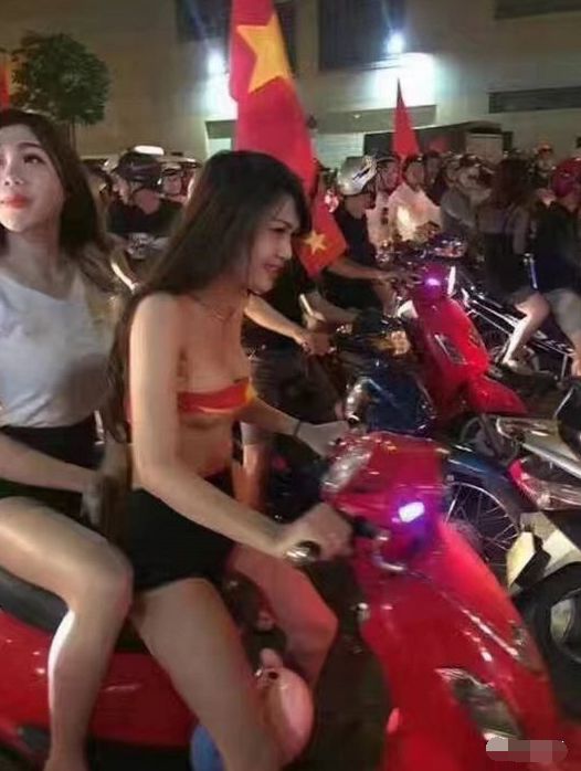 中国男足1-3越南美女球迷,国足1比3越南现场越南女球迷