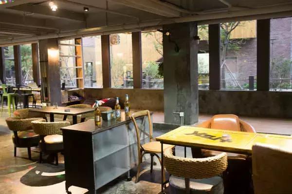 低调的青年公寓,境遇青年公寓