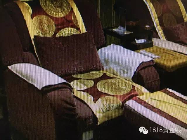 小伙子第一次做保健按摩,大爷给大妈按摩腰