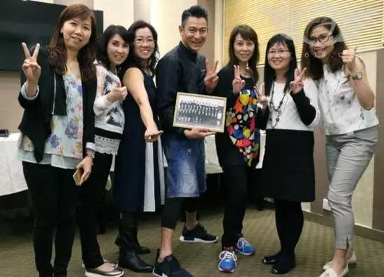 小伙子第一次做保健按摩,大爷给大妈按摩腰