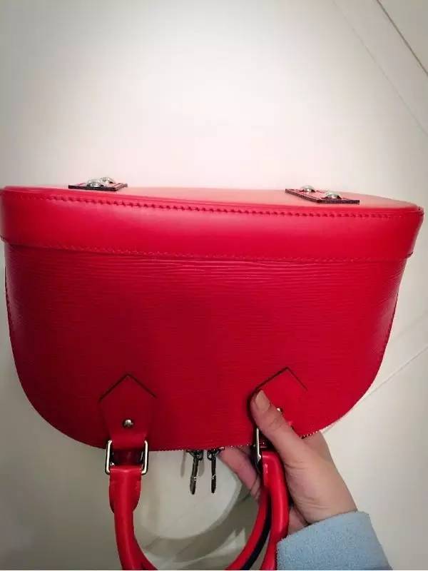 在武汉专柜购买奢侈品包注意脱线变形破皮掉钉！就连LV也...