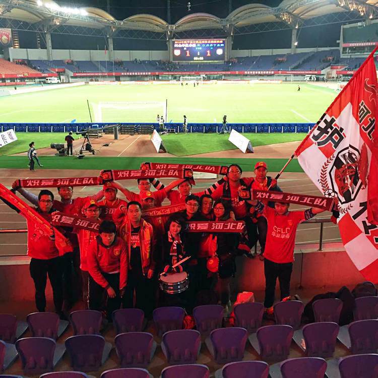 河北华夏幸福女球迷,女球迷打鼓助威