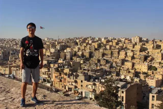 旅行叫他变沧桑，也叫他犯二，但还是死性不改