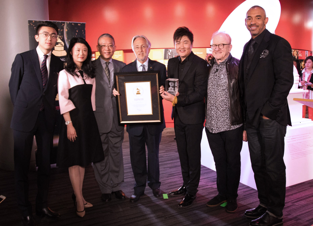 他是蒙面歌王，十次上春晚，格莱美主席荣誉奖得主，要来东莞开唱