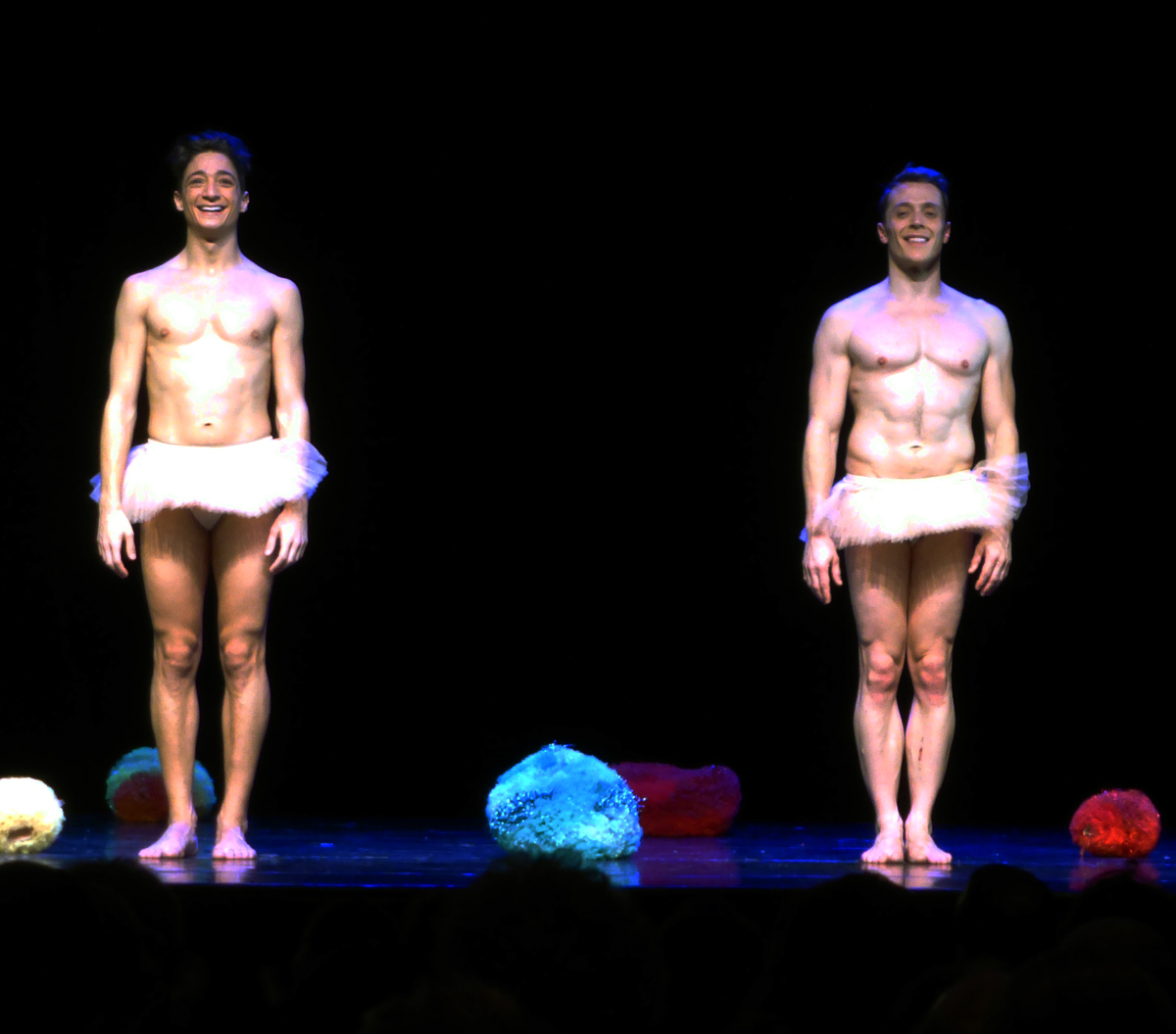 男人反串女人表演节目,男人反串比女人还柔美