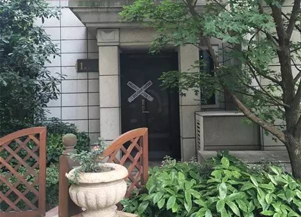 成都2.5环千万级别墅被查封，牵出多个“炒楼套现团队”