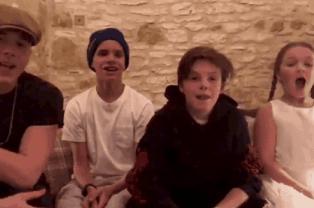 小贝悄悄憋了5年的足球队成立了！送祝福的豁牙小七笑开了花