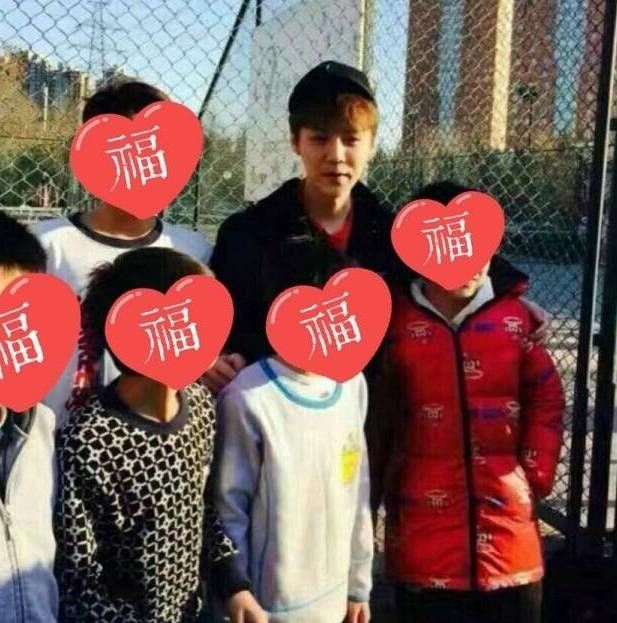 网友晒鹿晗最新踢球合照,171217鹿晗