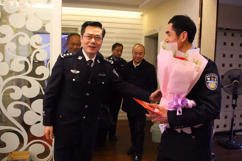 蜀黍出警后收到甜蜜礼物,警察蜀黍收到礼物