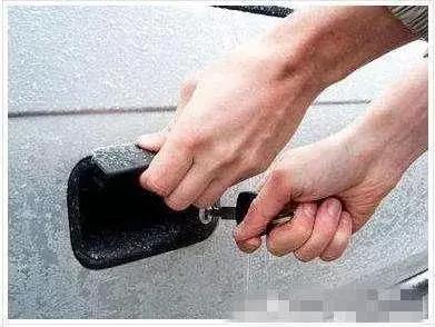 雨夹雪车被冻住了怎么办,雨雪天气怎么预防车被冻住