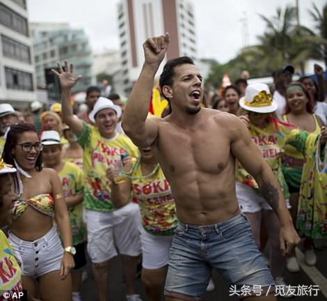 巴西的狂欢者们脱下衣服尬舞，只为下个月的狂欢节热身