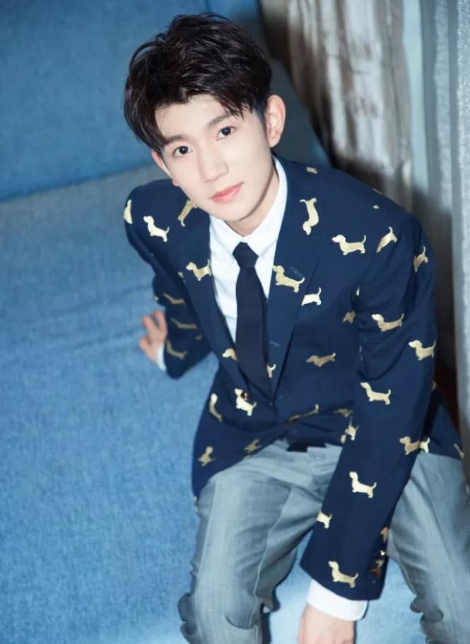 小编已沉迷于“养成系”了，TFboys吴磊刘昊然迪迪们露额头的照片