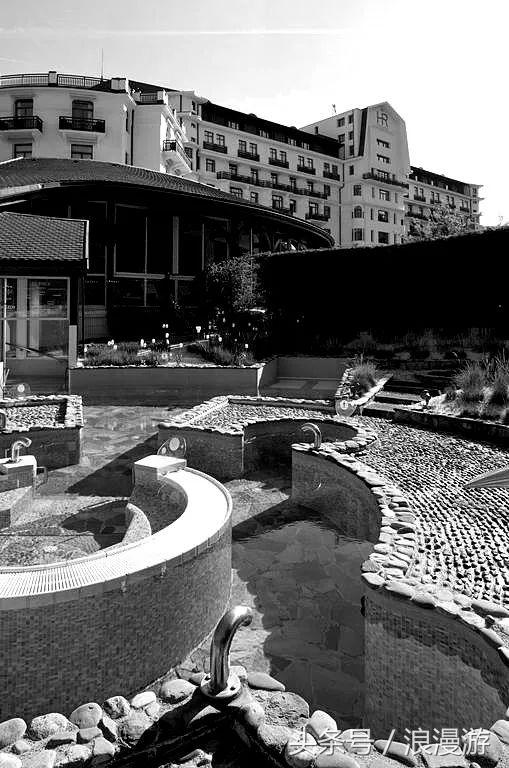 下雪天，在法国依云小镇的户外温泉泡汤，泡的全是依云水