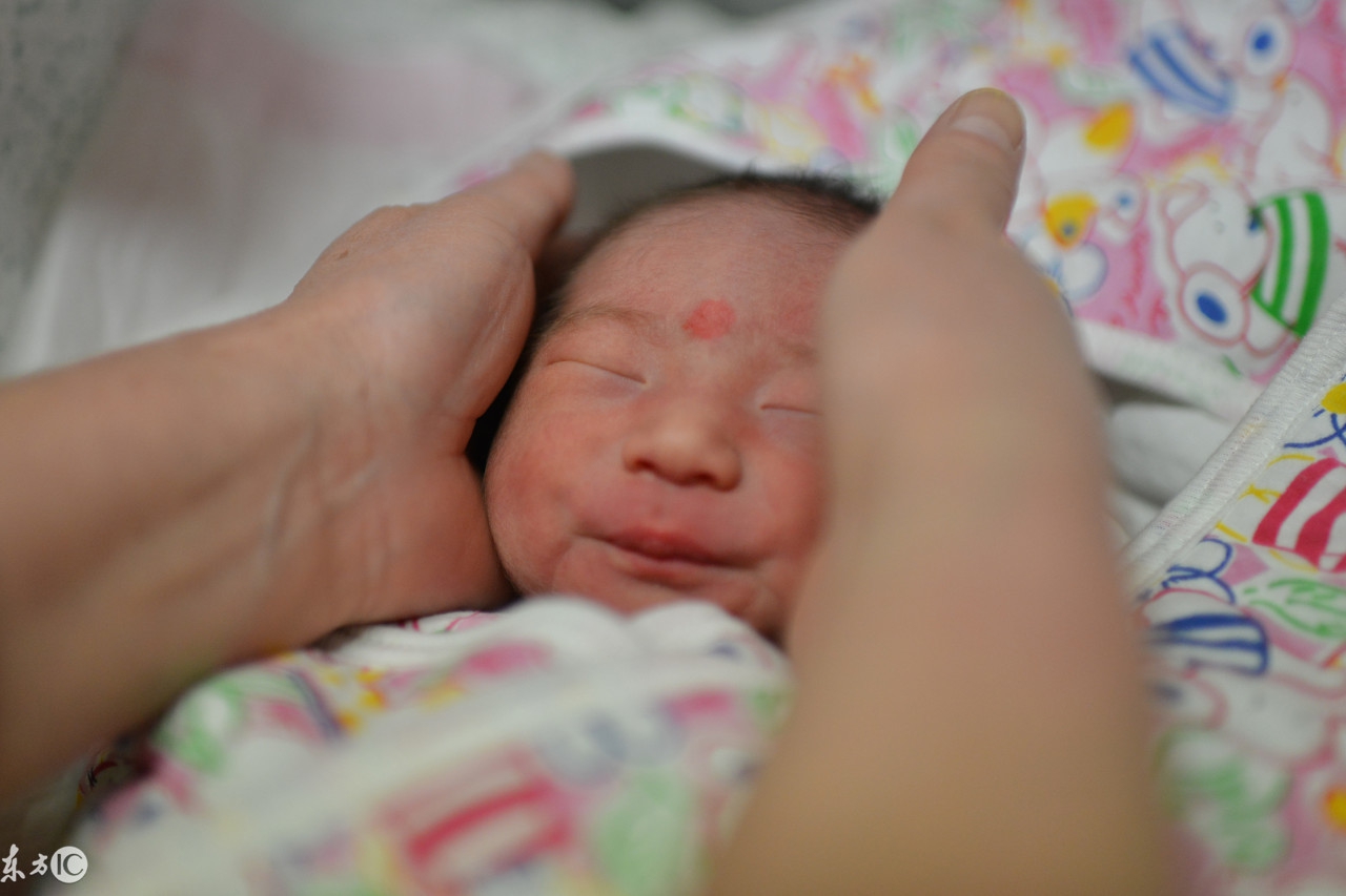 宝宝偏头严重怎么纠正,宝宝偏头头型怎么纠正