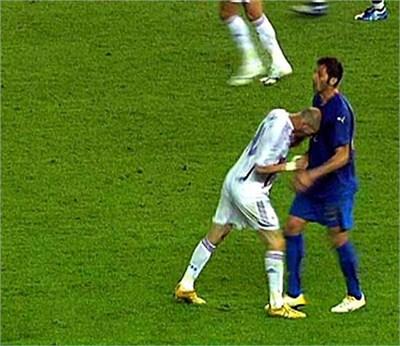 足球最强阵容11人伊布,伊布vs佩佩球场两恶人相会