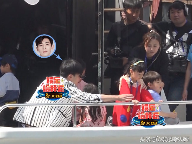 爸5最新路透！嗯哼摔了狗吃屎，小泡芙差点出意外，还好有邓伦！