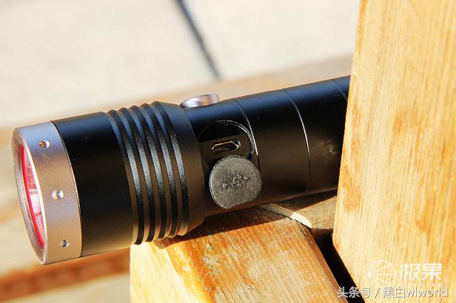 巴掌大的强光手电小钢炮,强光家用手电筒远射超亮