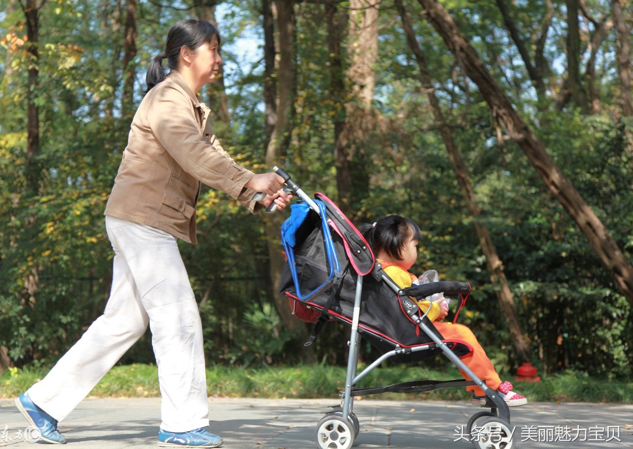 宝宝嘴角内侧有两个小肉疙瘩,宝宝嘴巴两侧有肉团