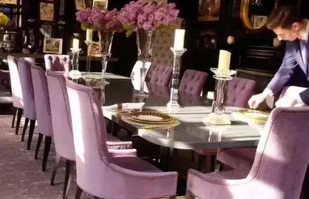 衣帽间比商场还大的亿万富豪，竟然跟我用同款？