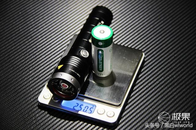 巴掌大的强光手电小钢炮,强光家用手电筒远射超亮